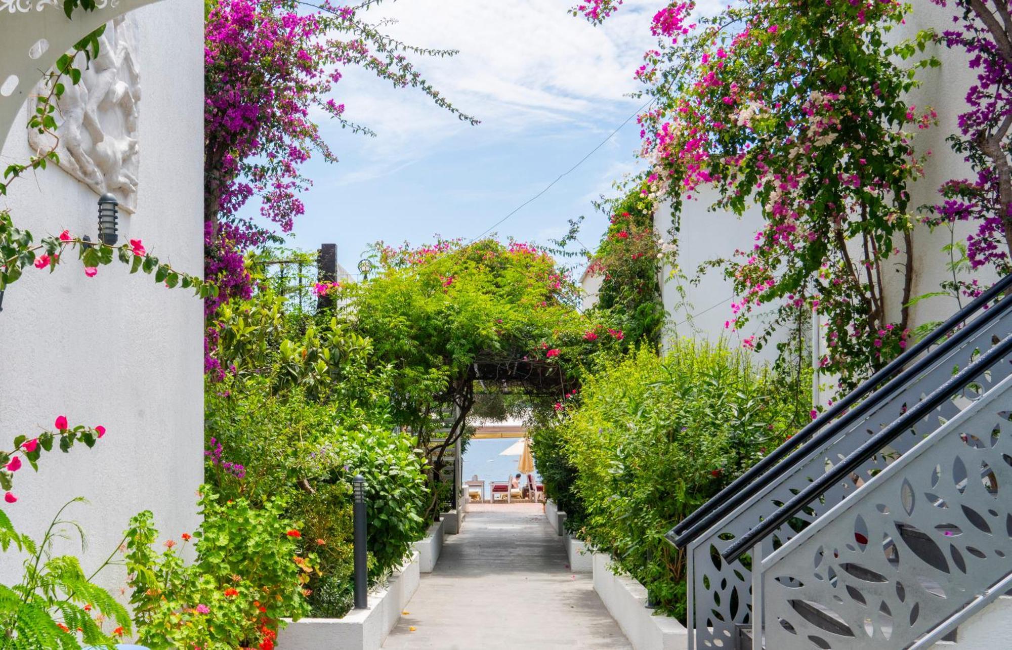 Manuela Boutique Hotel Битез Экстерьер фото