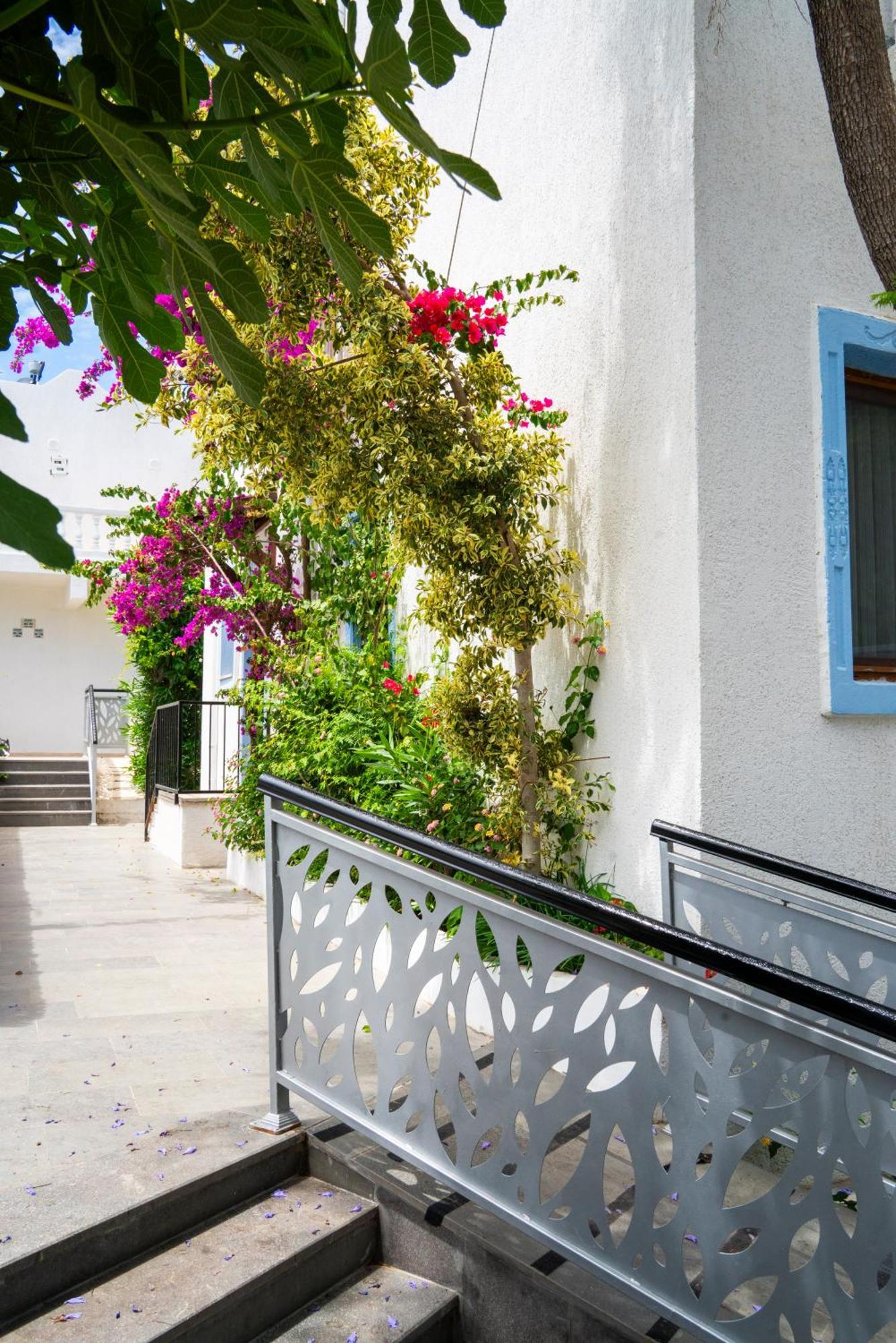 Manuela Boutique Hotel Битез Экстерьер фото