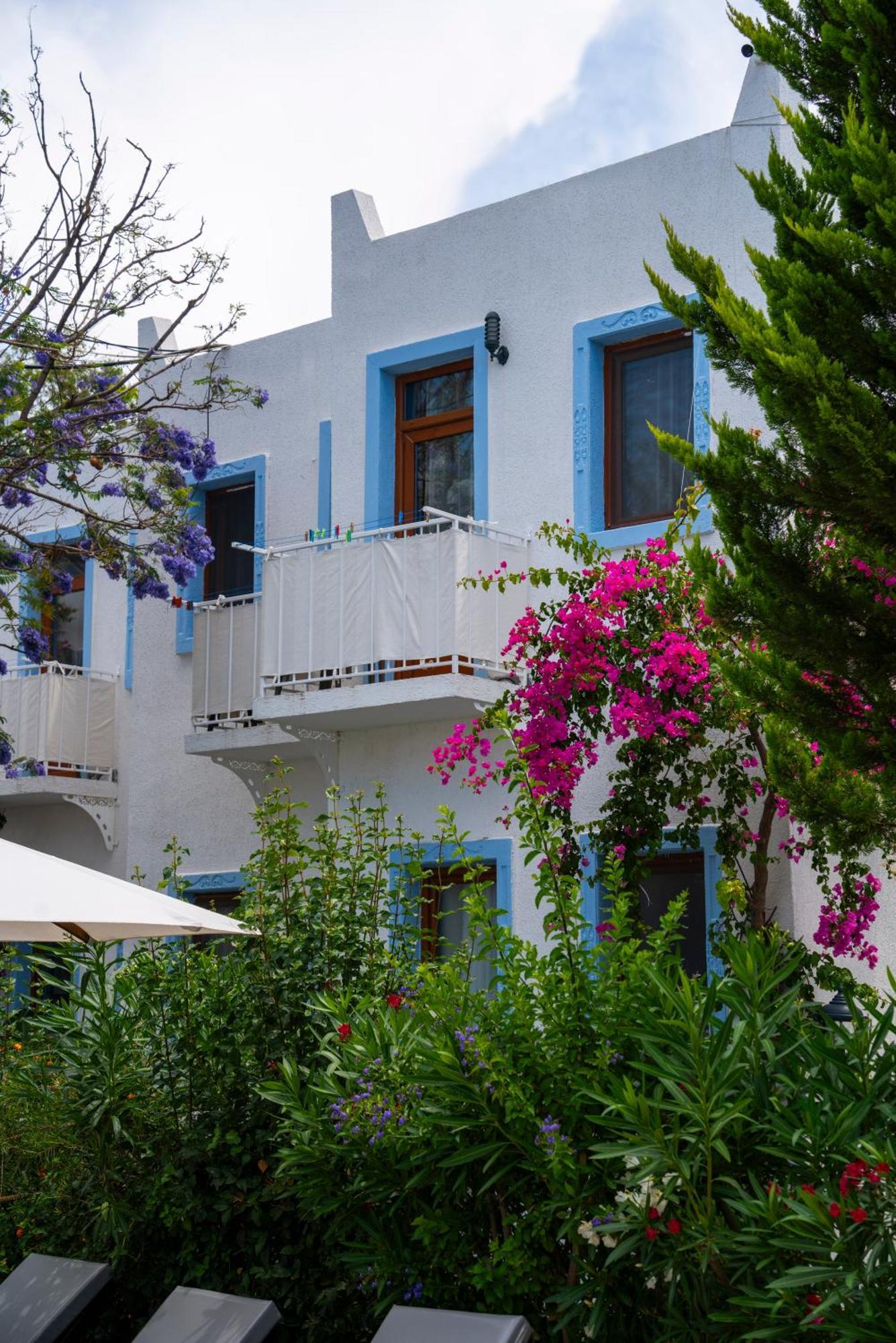 Manuela Boutique Hotel Битез Экстерьер фото