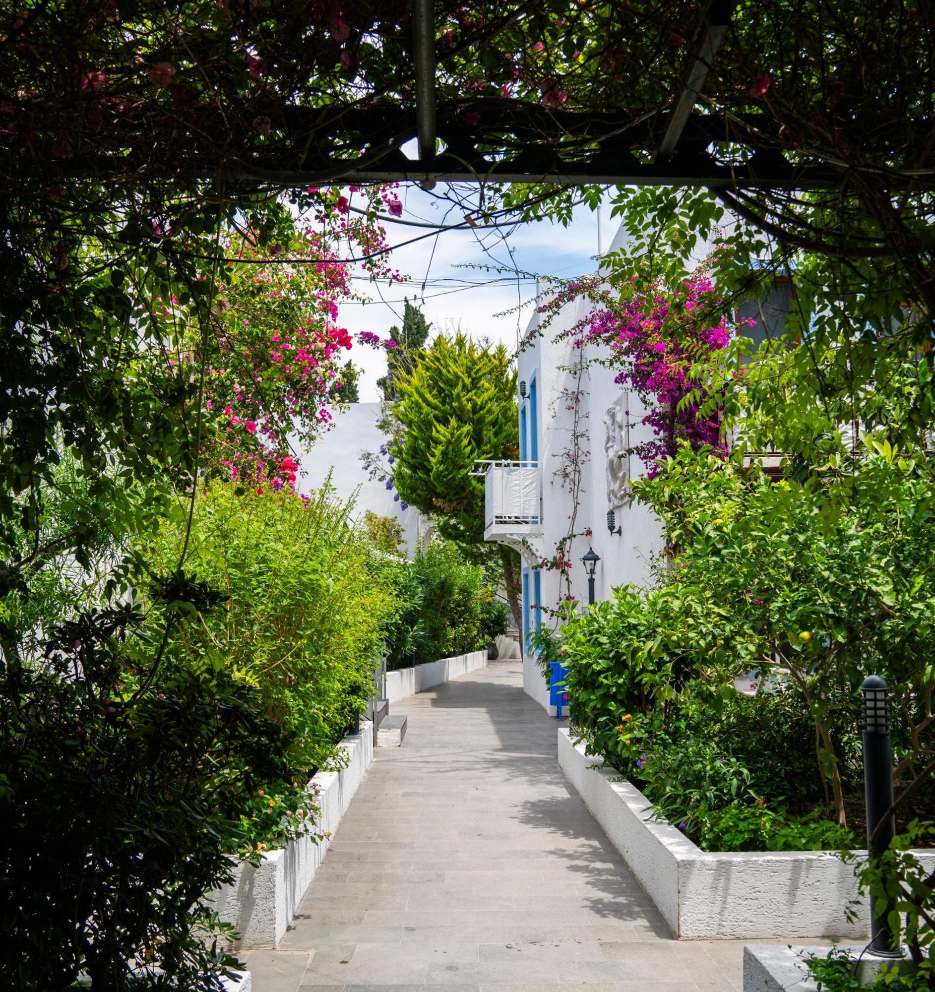 Manuela Boutique Hotel Битез Экстерьер фото