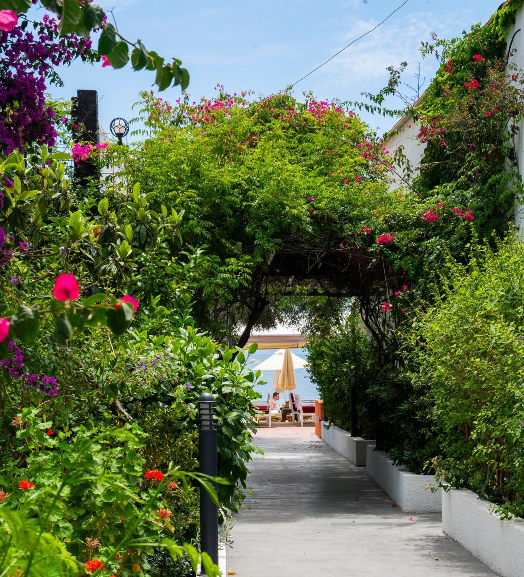 Manuela Boutique Hotel Битез Экстерьер фото